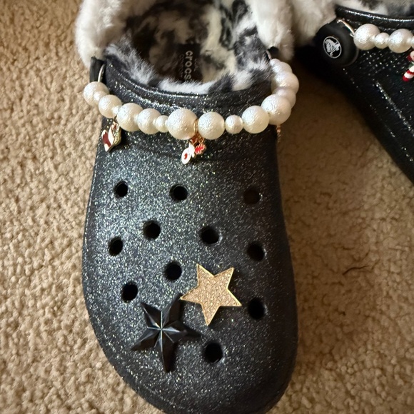 Crocs black glitter Christmas charms with fur - Picture 3 of 4
